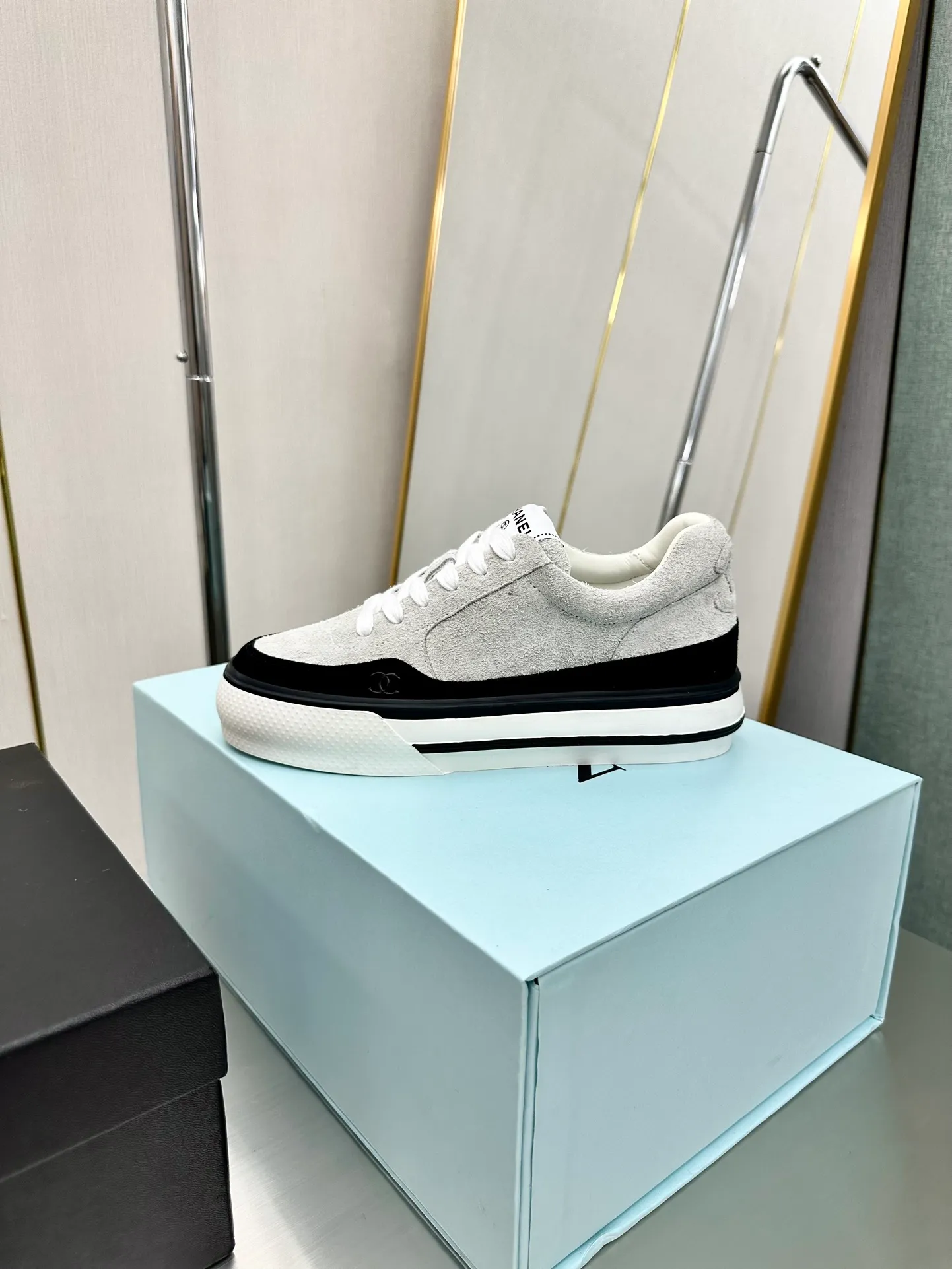 👟👟Ex-factory price 480👟👟 Chanel 24C Latest hot style Rhinestone Panda Black and White Sports shoes Casual sneakers Xiaoxiang Year-end hot item Classic black and white Panda color Diamond fresh color matching Coco girls must buy, super beautiful, sparkling Bling Bling at all kinds of parties Comparable to the collection, [Swarovski diamonds] are long-lasting bright, dazzling, and crystal clear. Fabric: Original customized cow suede, technical cloth. Lining: Original silk cowhide lining. Outsole: Original molded rubber + T👟👟Factory price U combination. Original full package. Size: Women's 35-40 (41 customized)